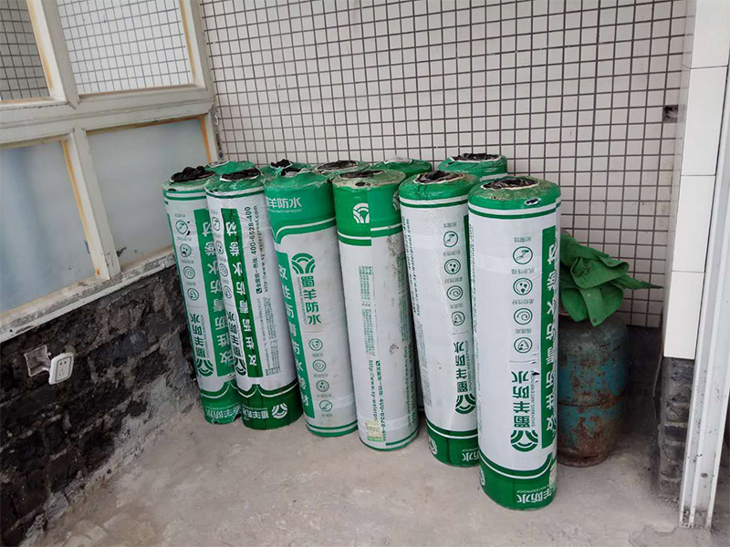 屋頂排水溝抹灰防水裝修：1．在干燥基面上施工防水涂料前應(yīng)先濕潤(rùn)基面至無(wú)明水為準(zhǔn)，若基面潮濕但無(wú)明水可直接施工。 2．按配比先將防水漿料乳液倒入拌料桶中，然后再將粉料倒入，充分?jǐn)嚢柚辆鶆?、無(wú)料粒糊狀，靜置十分鐘后再攪拌一下，效果更佳。 3．用毛刷或滾刷直接將膠漿涂刷在基面上，待第一層完全干透后（約2小時(shí)或手擦不粘為準(zhǔn)），再涂刷第二遍，兩遍的涂刷方向應(yīng)交錯(cuò)。 4．在操作進(jìn)程中應(yīng)保持間斷性攪拌以防止膠漿沉淀。aqbzp_9 5．待防水層完全干固后，方可在其上面做砂漿保護(hù)層或其它覆蓋層。