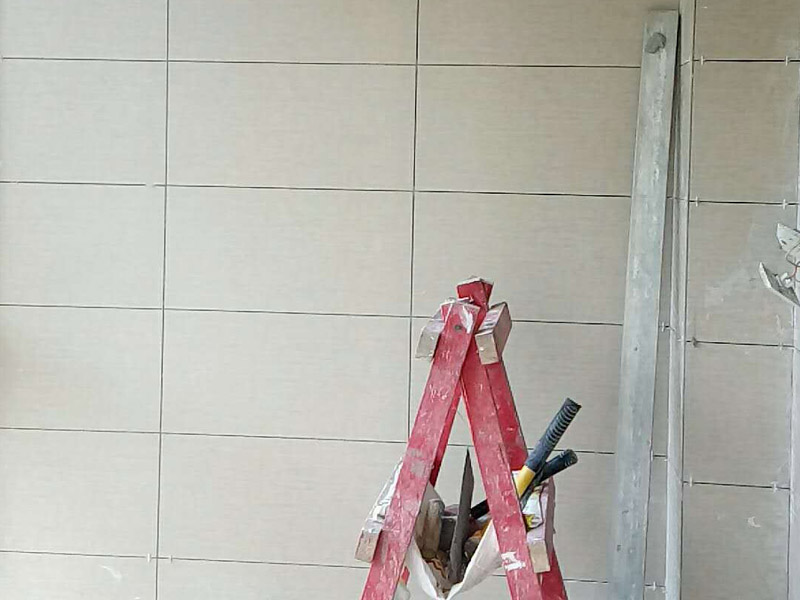 衛(wèi)生間貼瓷磚裝修：廚房貼瓷磚，客廳吊頂：首先應除去基層表面的污垢，油漬，浮灰;除去基層上所有涂料層，膩子層;如果基層未能達到平整度要求，需對基層進行預先的找平處理；接著加水后將粘結劑漿料攪拌至潤滑均勻，無明顯塊狀或糊狀結塊，攪拌后的漿料靜置5-10分鐘后再稍加攪拌1-2分鐘即可使用；然后將瓷磚平整地鋪貼在基層上，使用橡膠錘將瓷磚拍實鋪平。施工過程中，可小幅度轉動瓷磚，使?jié){料與瓷磚背面充分接觸。根據磚的尺寸，在磚與磚之間預留相應尺寸的縫隙留待嵌縫，瓷磚鋪貼結束后24小時，可進行嵌縫施工。最后將調制好的嵌縫劑均勻地涂在磚與磚的地方。