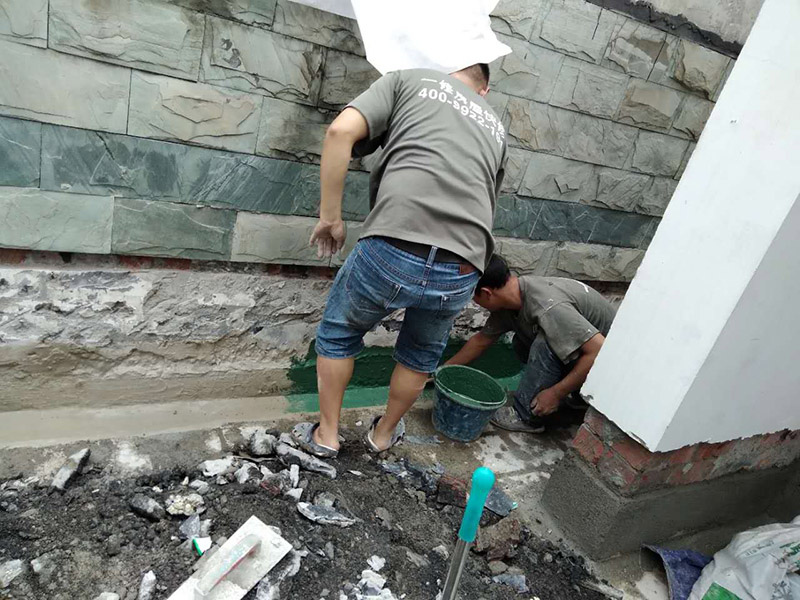 屋頂排水溝改造防水：一、確定排水坡面的數(shù)目：一般情況下，臨街建筑平屋頂屋面寬度小于12m時(shí)，可采用單坡排水；其寬度大于12m時(shí)，宜采用雙坡排水。坡屋頂應(yīng)結(jié)合建筑造型要求選擇單坡、雙坡或四坡排水。二、劃分排水區(qū)：劃分排水區(qū)的目的在于合理地布置水落管。排水區(qū)的面積是指屋面水平投影的面積，每一根水落管的屋面最大匯水面積不宜大于200m2。雨水口的間距在18~24m。三、確定天溝所用材料和斷面形式及尺寸天溝即屋面上的排水溝，位于檐口部位時(shí)又稱檐溝。設(shè)置天溝的目的是匯集屋面雨水，并將屋面雨水有組織地迅速排除。天溝根據(jù)屋頂類型的不同有多種做法。如坡屋頂中可用鋼筋混凝土、鍍鋅鐵皮、石棉水泥等材料做成槽形或三角形天溝。平屋頂?shù)奶鞙弦话阌娩摻罨炷林谱鳎?dāng)采用女兒墻外排水方案時(shí)，可利用傾斜的屋面與垂直的墻面構(gòu)成三角形天溝；當(dāng)采用檐溝外排水方案時(shí)，通常用專用的槽形板做成矩形天溝。