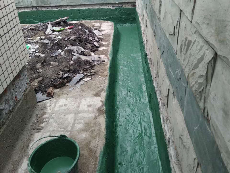 屋頂排水溝改造防水：一、確定排水坡面的數(shù)目：一般情況下，臨街建筑平屋頂屋面寬度小于12m時(shí)，可采用單坡排水；其寬度大于12m時(shí)，宜采用雙坡排水。坡屋頂應(yīng)結(jié)合建筑造型要求選擇單坡、雙坡或四坡排水。二、劃分排水區(qū)：劃分排水區(qū)的目的在于合理地布置水落管。排水區(qū)的面積是指屋面水平投影的面積，每一根水落管的屋面最大匯水面積不宜大于200m2。雨水口的間距在18~24m。三、確定天溝所用材料和斷面形式及尺寸天溝即屋面上的排水溝，位于檐口部位時(shí)又稱檐溝。設(shè)置天溝的目的是匯集屋面雨水，并將屋面雨水有組織地迅速排除。天溝根據(jù)屋頂類型的不同有多種做法。如坡屋頂中可用鋼筋混凝土、鍍鋅鐵皮、石棉水泥等材料做成槽形或三角形天溝。平屋頂?shù)奶鞙弦话阌娩摻罨炷林谱?，?dāng)采用女兒墻外排水方案時(shí)，可利用傾斜的屋面與垂直的墻面構(gòu)成三角形天溝；當(dāng)采用檐溝外排水方案時(shí)，通常用專用的槽形板做成矩形天溝。