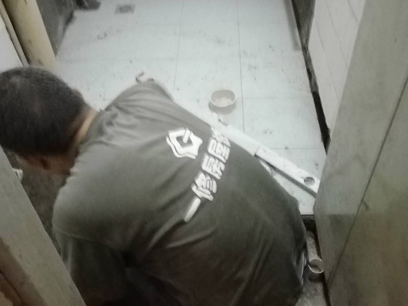 衛(wèi)生間地面瓷磚鋪貼：地磚鋪貼前，將地面清掃干凈；接著根據(jù)排版規(guī)劃設(shè)置水平線，并進行分塊；然后地面灑水、砂漿攪拌、打砂漿基層，然后開始鋪貼，要用橡皮錘均勻敲擊，調(diào)整與水平線及其它地磚的水平度及縫隙的大小，再用刮刀從磚縫中間劃一道，保證磚與磚之間要有一定的、均勻的縫隙，防止熱脹冷縮對磚造成損壞，用刮刀在兩塊磚上縱向來回劃拉，檢查兩塊磚是否平齊；最后表面清理，勾縫。