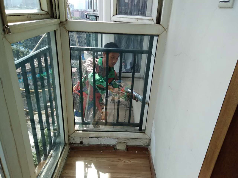 窗戶打膠維修：修補膠是針對塑鋼在安裝，及運輸過程中出現的細小及明顯的裂縫用來修補的膠，有點像牙膏一樣，使用方法，將修補面徹底清洗干凈，干燥，用美工刀片順著裂縫刮出1-2mm的倒角口，再將膠刮入裂縫中，用刀片修平，待到膠體7分干的時候再用刀片將裂縫周圍多余的膠修去，如果感覺效果還是不好的話，等到膠體完全干透以后用1500號以上的水砂紙蘸水輕輕打磨即可。
師傅有專門打膠的工具，打膠完成后要用手抹平！像劑牙膏一樣將修補膠涂在需修正的地方，等干后用鏟鏟平，再用細紗紙磨平。擠出來直接涂在裂縫上抹平。