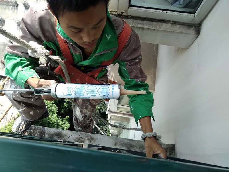 窗戶打膠維修：修補膠是針對塑鋼在安裝，及運輸過程中出現的細小及明顯的裂縫用來修補的膠，有點像牙膏一樣，使用方法，將修補面徹底清洗干凈，干燥，用美工刀片順著裂縫刮出1-2mm的倒角口，再將膠刮入裂縫中，用刀片修平，待到膠體7分干的時候再用刀片將裂縫周圍多余的膠修去，如果感覺效果還是不好的話，等到膠體完全干透以后用1500號以上的水砂紙蘸水輕輕打磨即可。
師傅有專門打膠的工具，打膠完成后要用手抹平！像劑牙膏一樣將修補膠涂在需修正的地方，等干后用鏟鏟平，再用細紗紙磨平。擠出來直接涂在裂縫上抹平。