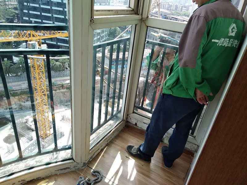 窗戶打膠維修：修補膠是針對塑鋼在安裝，及運輸過程中出現的細小及明顯的裂縫用來修補的膠，有點像牙膏一樣，使用方法，將修補面徹底清洗干凈，干燥，用美工刀片順著裂縫刮出1-2mm的倒角口，再將膠刮入裂縫中，用刀片修平，待到膠體7分干的時候再用刀片將裂縫周圍多余的膠修去，如果感覺效果還是不好的話，等到膠體完全干透以后用1500號以上的水砂紙蘸水輕輕打磨即可。
師傅有專門打膠的工具，打膠完成后要用手抹平！像劑牙膏一樣將修補膠涂在需修正的地方，等干后用鏟鏟平，再用細紗紙磨平。擠出來直接涂在裂縫上抹平。