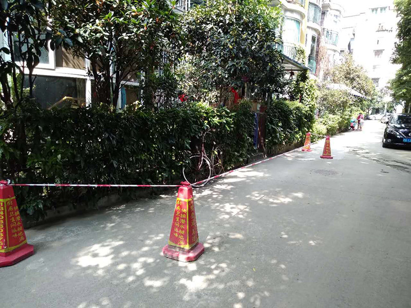 窗戶打膠維修：修補膠是針對塑鋼在安裝，及運輸過程中出現的細小及明顯的裂縫用來修補的膠，有點像牙膏一樣，使用方法，將修補面徹底清洗干凈，干燥，用美工刀片順著裂縫刮出1-2mm的倒角口，再將膠刮入裂縫中，用刀片修平，待到膠體7分干的時候再用刀片將裂縫周圍多余的膠修去，如果感覺效果還是不好的話，等到膠體完全干透以后用1500號以上的水砂紙蘸水輕輕打磨即可。
師傅有專門打膠的工具，打膠完成后要用手抹平！像劑牙膏一樣將修補膠涂在需修正的地方，等干后用鏟鏟平，再用細紗紙磨平。擠出來直接涂在裂縫上抹平。