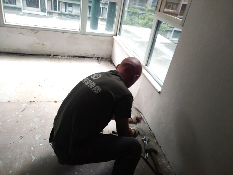 地板拆除維修：復合木地板拆除工藝比較簡單，清除房間的家具后，使用平口螺絲刀將踢腳線撬開，再沿著踢腳線邊緣將墻角的地板撬開并拆除，這塊地板可能會破損，但是其他地板就可以完整拆除了，帶有鎖扣結構的復合木地板要順應地板的長邊抽出，這樣會比較輕松。拆除后的復合木地板沒有保留價值，一般都要清運出場最后將鋪至地板下防潮氈揭開，底層可能會有潮濕，這時要開窗通風，待地面完全工燥后再鋪設新地板。 實木地板的拆除工藝比較復雜，拆除踢腳線后仍從墻角邊緣開始，使用起釘錘將木地板撬起抽出，由于實木地板安裝在木龍骨上，撬起時會有一定的彈性，施工難度較大，但是不能使用切割機，因為切割機容易破壞地面和固定木龍骨的膨脹螺栓而產生火花。