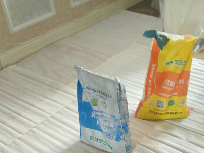 客廳天花板維修：導致掉皮的原因其實也并不少，要根據原因入手去弄哦，這樣才更有效！施工溫度的原因，乳膠漆施工溫度低，未能形成連續的涂膜而龜裂，遇水即會脫落;基層疏松，有油污等污物，涂膜與基層粘附不好，造成剝落；基層批刮膩子強度低，膩子層未干透即涂刷乳膠漆；基層過于平滑，以造成涂膜附著力不好。剝落防范:施工前先觀察一下，清理好基層。原來的乳膠漆最好鏟掉，重新批一下墻面，再上新乳膠漆。直接滾上去覆蓋的話時間不長很容易脫落。墻面時間長也會起鼓、掉皮的，你就是買高品質的抗堿底漆、封閉底漆先刷幾遍再做基層處理和乳膠漆。