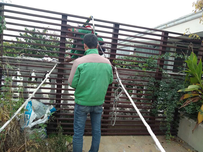 窗外刷防水維修：窗戶本身質量問題造成的漏水，就需要直接維修或者更換窗戶。選購的窗戶窗框、窗扇、密封條等的質量要過關，同時采用的防水密封材料應有材料質量證明文件，確保材料質量符合要求，不要選劣質的密封材料。 　　2、重新密封縫隙 　　出現窗框與墻體、窗臺的縫隙造成的漏水，將縫隙重新密封即可。 對于外面窗框和墻體窗臺間的縫隙，最好把原先的密封物清除，填入耐候型玻璃膠進行密封;而對于外面窗框和窗臺的縫隙，最好把原先的密封物清除，填入耐候型玻璃膠進行密封，然后用泥沙漿封死做防水。 　　3、正確安裝窗戶 　　室外窗臺應低于室內窗臺板20mm為宜，并設置順水坡，雨水排放暢通。金屬窗外框與室內窗臺板的間隙必須采用耐候高彈性密封膠進行封閉，確保水密性，防止產生滲漏。窗楣、窗臺應做出足夠的滴水槽和流水坡度。 　　4、保持窗戶排水槽暢通 　　針對窗框排水槽堵塞造成的漏水，保持排水槽通暢即可解決問題。如果排水孔的位置有問題，需要封閉原洞口，重新開孔。