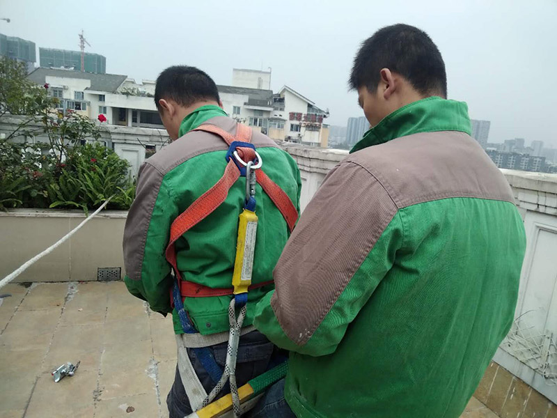 窗外刷防水維修：窗戶本身質量問題造成的漏水，就需要直接維修或者更換窗戶。選購的窗戶窗框、窗扇、密封條等的質量要過關，同時采用的防水密封材料應有材料質量證明文件，確保材料質量符合要求，不要選劣質的密封材料。 　　2、重新密封縫隙 　　出現窗框與墻體、窗臺的縫隙造成的漏水，將縫隙重新密封即可。 對于外面窗框和墻體窗臺間的縫隙，最好把原先的密封物清除，填入耐候型玻璃膠進行密封;而對于外面窗框和窗臺的縫隙，最好把原先的密封物清除，填入耐候型玻璃膠進行密封，然后用泥沙漿封死做防水。 　　3、正確安裝窗戶 　　室外窗臺應低于室內窗臺板20mm為宜，并設置順水坡，雨水排放暢通。金屬窗外框與室內窗臺板的間隙必須采用耐候高彈性密封膠進行封閉，確保水密性，防止產生滲漏。窗楣、窗臺應做出足夠的滴水槽和流水坡度。 　　4、保持窗戶排水槽暢通 　　針對窗框排水槽堵塞造成的漏水，保持排水槽通暢即可解決問題。如果排水孔的位置有問題，需要封閉原洞口，重新開孔。