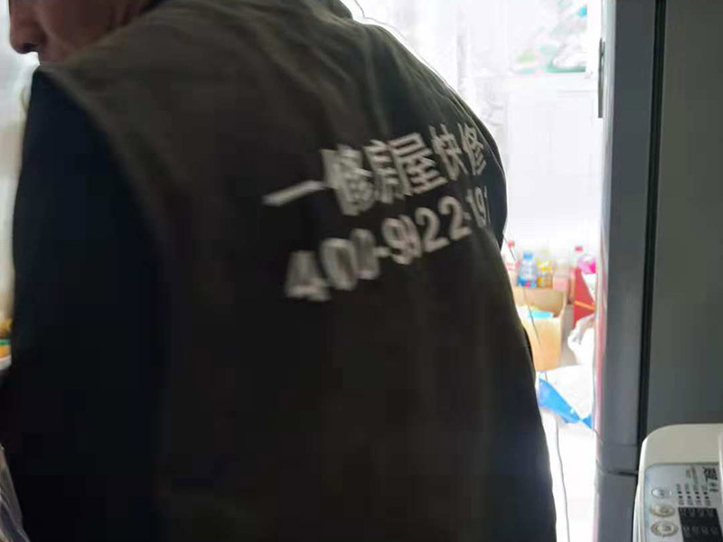 衛生間水管安裝：一、衛生間水管安裝的正確順序 衛生間的水管裝置前定要遵從合理步驟，一般首要和師傅參議水路的詳細走向，二是用電錘把卡子固定到墻上，三是開端用專業的熱溶機對管子進行熱熔銜接，四是用試壓泵對整個管線進行打壓測試，五是整理現場。二、衛生間水管的規劃布局 衛生間水管裝置要根據水的走向進行鋪設，一般是橫平豎直，盡可能2條管道不交叉，如果穿插要搭過橋，冷熱水管分隔并保持必定的間隔，沐浴混水閥的左右方位正確且裝在浴缸中心，高度最好在1.8m-2.1m間，還要為熱水器的裝置和洗衣機的進出水口預留方位，做到科學合理的布局。
