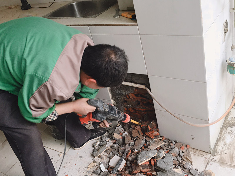 墻體局部打孔拆除：沖擊鉆或是電錘 沖擊鉆依靠旋轉和沖擊來工作。單一的沖擊是非常輕微的，但每分鐘 40000多次的沖擊頻率可產生連續的力。可用于天然的石頭或混凝土。 附有氣動錘擊機構的一種帶安全離合器的電動式旋轉錘鉆。電錘是利用活塞運動，壓縮氣體沖擊鉆頭，不需要手使多大的力氣，可以在混凝土、磚、石頭等硬性材料上開6--100mm的孔。