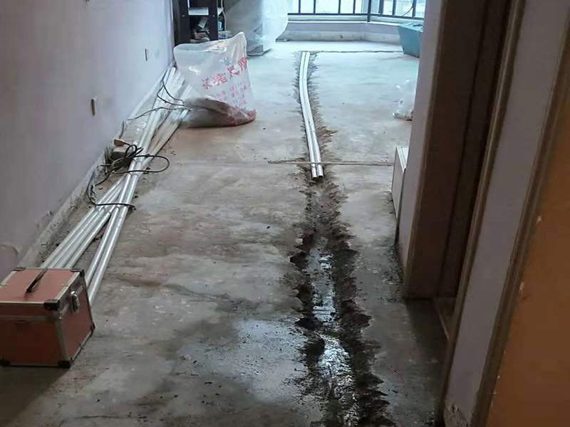 水電改造維修：水電改造的第一步是水電定位，也就是根據(jù)用戶的需要確定出全屋開關(guān)插座的位置和水路接口的位置，水電工要根據(jù)開關(guān)、插座、水龍頭的位置確定線路走向，并按照?qǐng)D紙的設(shè)計(jì)向裝修業(yè)主進(jìn)行說明。水電改造時(shí)要注意“水走天、電走地”原則，即水管走天棚，強(qiáng)、弱電盡量走地面，且強(qiáng)、弱電之間不能互相交叉，之間的平行距離要大于30厘米。 插座、開關(guān)、燈具的線路設(shè)計(jì)要考慮室內(nèi)空間的可變性，盡可能為不同空間的使用情況做準(zhǔn)備，減少部分使用者在使用過程中的再規(guī)劃設(shè)計(jì)的障礙，例如書桌、裝飾柜、電器設(shè)備的移動(dòng)對(duì)用電、用水的影響，同時(shí)要注意新埋線和換線的價(jià)格是不一樣的。 在燈具重量較大的情況下，要注意在天花預(yù)埋承重構(gòu)件，不可直接安裝在木楔上，以免造成室內(nèi)不安全因素。