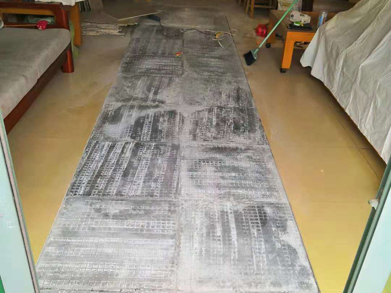局部瓷磚拆除：衛浴用具拆除后可以對墻面瓷磚進行拆卸。拆卸一般是從墻體的下方往上方敲，從瓷磚的邊緣往里面敲，還需要根據拆卸的位置選擇適當的敲磚力度。 敲磚是從墻體下方開始敲，從每塊瓷磚的邊緣開始敲。如果先敲上面的瓷磚，地面堆積瓷磚較多，擋住墻體下面的瓷磚，不利于拆卸。 另外，敲磚過程中，要不是對地面的瓷磚進行清理，以免瓷磚過多堆積，減慢施工進度以及造成施工意外。 由于二手房的衛浴在之前是做了一次防水的，因此在敲磚時必須注意防水層的處理，與屋主溝通好，防水層是否打掉。舊的防水層一般都不打掉，在敲磚后，在原有的防水層上面，再薄薄做一層防水，以提高衛浴的防水能力。但如果屋主需要把防水敲掉重新再做。則敲磚需要打到批土層或打到見底。 敲插座和龍頭附近的瓷磚時，要慢慢敲，小心摸清電線和水管的走向，以防損壞電線和水管。如果電線或水管已經損壞了，要及時進行修補處理，以免留下更多后續工程。