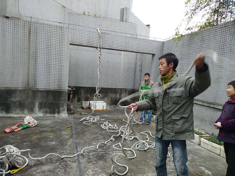 窗戶打膠高空作業： 1、從事高處作業的人員必須持證上崗，并認真遵守安全施工規定，衣著要靈活，禁止穿硬底和帶釘易滑的鞋。 2、從事高處作業人員應每年進行一次體檢，患有心臟病、高血壓、精神病、癲癇病者不準從事高空作業。 3、高處作業要設防護欄桿，支持安全網和安裝防護門，操作人員要系安全帶。 4、高處作業物料要堆放平穩，不可放置在臨邊和洞口附進、凡有墜落可能的，要及時撤出或固定以防跌落傷人。 5、發現安全設施有缺陷或隱患，應及時報告處理，對危及人身安全的，必須停止施工，消險后再進行高處作業。 6、任何人不允許移動和擅自拆除安全標志，確實因工作需要須經工長批準后移動和拆除，之后重新安裝好。 7、冬季施工要采取可靠的防滑、防寒、防凍、防是毒、防火安全措施。 8、高呼上作業安全設施要經常檢查，處于良好狀態。 梯子不得缺檔，不得墊高使用，橫檔間距以30mm為宜，使用時上端要扎牢，下端采取防滑措施，禁止二人同在梯上作業，如接長使用，應綁扎牢固。在通道處使用梯子，應有人監護或設置圍欄。 9、在進行高處作業時，應結合工程特點，相應地制定各種安全防護技術措施。 10、每個工程項目在編制施工組織設計和施工方案時，要列入該項目所涉及到高處作業的各項安全技術措施，并盡量采取地面作業，減少各種高處作業。等等