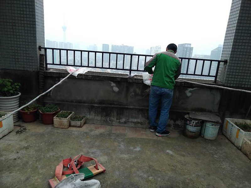 窗戶打膠高空作業： 1、從事高處作業的人員必須持證上崗，并認真遵守安全施工規定，衣著要靈活，禁止穿硬底和帶釘易滑的鞋。 2、從事高處作業人員應每年進行一次體檢，患有心臟病、高血壓、精神病、癲癇病者不準從事高空作業。 3、高處作業要設防護欄桿，支持安全網和安裝防護門，操作人員要系安全帶。 4、高處作業物料要堆放平穩，不可放置在臨邊和洞口附進、凡有墜落可能的，要及時撤出或固定以防跌落傷人。 5、發現安全設施有缺陷或隱患，應及時報告處理，對危及人身安全的，必須停止施工，消險后再進行高處作業。 6、任何人不允許移動和擅自拆除安全標志，確實因工作需要須經工長批準后移動和拆除，之后重新安裝好。 7、冬季施工要采取可靠的防滑、防寒、防凍、防是毒、防火安全措施。 8、高呼上作業安全設施要經常檢查，處于良好狀態。 梯子不得缺檔，不得墊高使用，橫檔間距以30mm為宜，使用時上端要扎牢，下端采取防滑措施，禁止二人同在梯上作業，如接長使用，應綁扎牢固。在通道處使用梯子，應有人監護或設置圍欄。 9、在進行高處作業時，應結合工程特點，相應地制定各種安全防護技術措施。 10、每個工程項目在編制施工組織設計和施工方案時，要列入該項目所涉及到高處作業的各項安全技術措施，并盡量采取地面作業，減少各種高處作業。等等