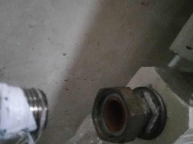 暖氣循環泵安裝:1、家用暖氣循環泵安裝前應檢查循環泵進出水口是否有異物堵塞； 　　2、家用暖氣循環泵裝入系統前應將系統管道內的雜物沖洗干凈，以免循環泵運轉時雜物纏繞葉輪造成堵轉； 　　3、家用暖氣循環泵安裝時應用力輕柔，請勿大力，以免損壞泵體； 　　4、家用暖氣循環泵的進、出口都要設有由任(活接頭)，以便裝拆。 　　5、家用暖氣循環泵安全接線，連線要采用帶地線的三股線的插頭， 地線端與電機外殼聯接，以保證安全。 　　6、家用暖氣循環泵噪聲低，檢查是否轉動時，需用螺絲刀頂住耳朵細聽。 　　7、部分家用暖氣循環泵泵內潛水轉動部分利用水潤滑，因此，請勿長時間無水運行。