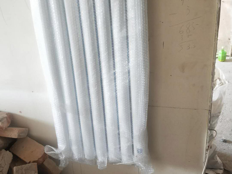 暖氣定位安裝：在墻上和地板上進(jìn)行開槽，將暴露在外的管線埋藏起來，槽的深度或?qū)挾刃鑼ｉT的暗黃人員，結(jié)合實際情況進(jìn)行處理。根據(jù)先前設(shè)計的安裝位置開采鋪設(shè)支管，鋪設(shè)完成后可根據(jù)實際需求在支管鋪設(shè)鋼槽對管道進(jìn)行保護(hù)，然后封閉系統(tǒng)進(jìn)行打壓注水。安裝分水器的時候注意保持與地面平行，結(jié)束后切記將分水器擦干。壓力測試是安裝暖氣片尤為重要的一步，測試前關(guān)閉主管連接閥門，然后開啟暖氣片進(jìn)水閥用試壓設(shè)備來測試，實驗壓力應(yīng)為正常使用壓力的1.5倍，且不能小于整個小區(qū)的測試壓力，3-5分鐘內(nèi)沒有任何滲漏情況即可。平穩(wěn)放置暖氣片，將閥門連接件和進(jìn)出口閥門連在一起，檢測暖氣片是否平直，確保管路安裝無特殊情況發(fā)生，然后加固連接點的螺絲。