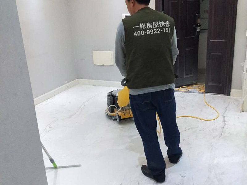 地面石材打磨翻新：用干燥清潔的地拖清理干凈，地面無沙粒、雜質。石材表面整體清理完成后，用云石膠對每塊石材上面小的破損點和石材中縫進行修補；待云石膠干燥以后，使用打磨機對整體地面進行打磨，整體橫向打磨，重點打磨石材間的嵌縫膠處以及邊緣處，保持整體石材地面平整。完成第一遍的打磨，重新進行云石膠嵌縫，嵌縫完成繼續進行第二次打磨，再用石材翻新機配上鋼金石水磨片由粗到細，共需完成七次打磨打磨最終地面整體平整、光滑。