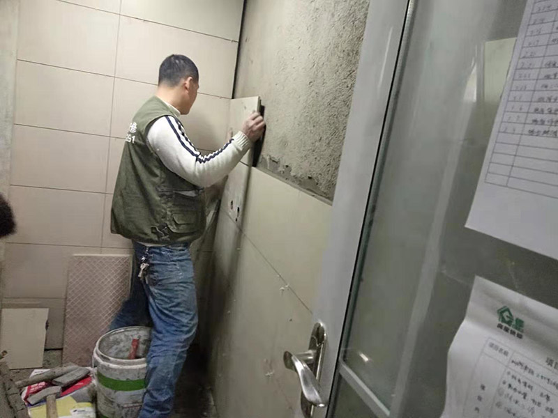 廁所墻面貼瓷磚：1.瓷磚鋪貼先要選材料,衛(wèi)生間瓷磚我們可以選用小瓷磚,這種類型貼的時(shí)候會(huì)很方便。 2.第二就是粘貼劑 將水泥與少量建筑膠混合拌勻,做為粘貼劑。 3.把粘貼劑用鏟刀鏟到地面刮平后將瓷磚鋪上。 4.再用鏟刀壓實(shí),這樣自上而下或自左而右,重復(fù)這步驟。 5.鋪好之后用白水泥漿美縫,把瓷磚間的間隙填實(shí)，等待一段時(shí)間水泥干了就好了。