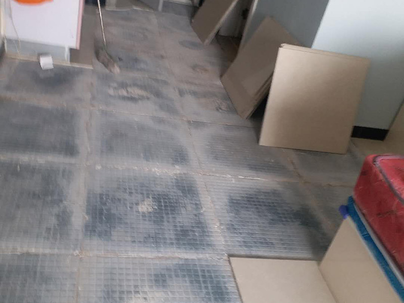 客廳地磚修補(bǔ)：沿瓷磚四周邊緣清除嵌縫白水泥，并用小鑿子仔細(xì)地拆除損壞瓷磚。瓷磚鑿掉后，用鋼鑿將底層水泥砂漿鑿掉，用力不得過重，否則會(huì)震碎其他完好的瓷磚。貼瓷磚前應(yīng)將瓷磚浸水濕潤，晾干后在瓷磚背面薄薄地涂刮一層107膠水泥漿，然后用力加壓就位，并檢查新貼上的瓷磚是否與四周瓷磚齊平。新貼好的瓷磚的接縫仍要用白水泥漿填嵌，并清除瓷磚面上多余的水泥漿。