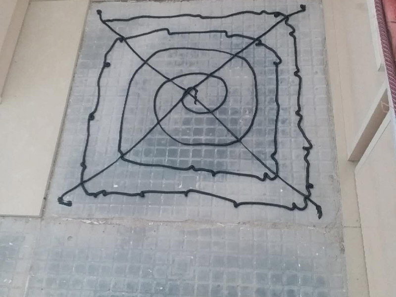 客廳地磚修補(bǔ)：沿瓷磚四周邊緣清除嵌縫白水泥，并用小鑿子仔細(xì)地拆除損壞瓷磚。瓷磚鑿掉后，用鋼鑿將底層水泥砂漿鑿掉，用力不得過重，否則會(huì)震碎其他完好的瓷磚。貼瓷磚前應(yīng)將瓷磚浸水濕潤，晾干后在瓷磚背面薄薄地涂刮一層107膠水泥漿，然后用力加壓就位，并檢查新貼上的瓷磚是否與四周瓷磚齊平。新貼好的瓷磚的接縫仍要用白水泥漿填嵌，并清除瓷磚面上多余的水泥漿。