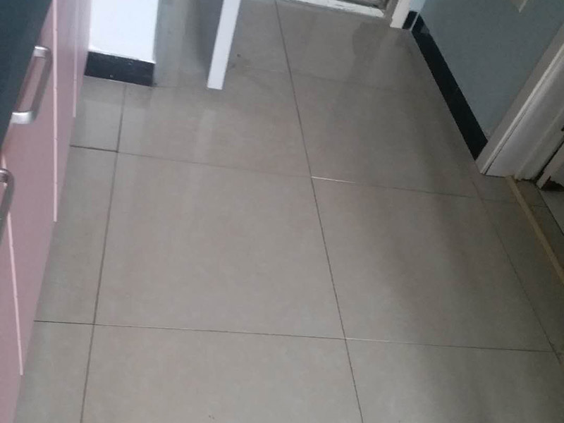 客廳地磚修補(bǔ)：沿瓷磚四周邊緣清除嵌縫白水泥，并用小鑿子仔細(xì)地拆除損壞瓷磚。瓷磚鑿掉后，用鋼鑿將底層水泥砂漿鑿掉，用力不得過重，否則會(huì)震碎其他完好的瓷磚。貼瓷磚前應(yīng)將瓷磚浸水濕潤，晾干后在瓷磚背面薄薄地涂刮一層107膠水泥漿，然后用力加壓就位，并檢查新貼上的瓷磚是否與四周瓷磚齊平。新貼好的瓷磚的接縫仍要用白水泥漿填嵌，并清除瓷磚面上多余的水泥漿。