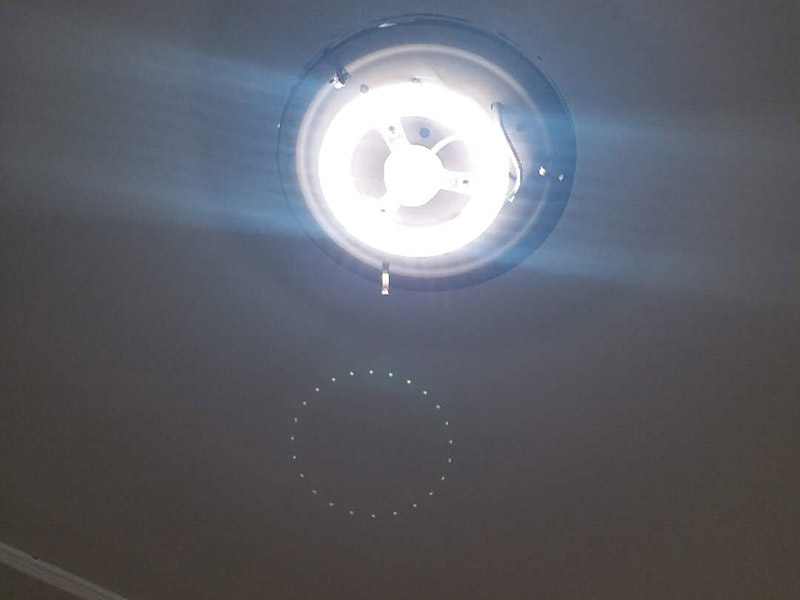 吸頂燈線路維修：首先，關掉開關，在折疊梯子的幫助下，拆掉led吸頂燈的外殼，并檢查燈管是否出現發黑發暗的地方。其次，如果燈管還是完好的，那么應該試著擰緊燈管接頭處看是否發生接觸不良現象，這種情況也比較簡單的操作，也是容易發生的。接著，如果上述問題都沒有發生的話，可以檢查它的鎮流器是否完好，是否有燒焦的味道，鎮流器的外表是否有黑乎乎的燒焦現象，如果有，那么很大可能性就是鎮流器的問題。