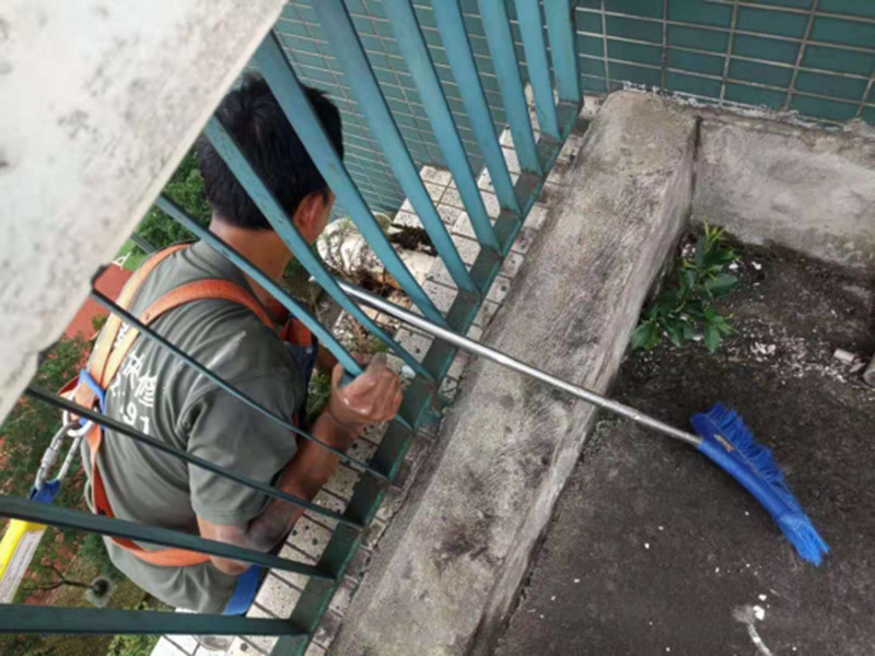 外墻管道防水維修：關閉水管總閥(即水表前面的水管開關)。打開房間里面的水龍頭20分鐘，確保沒水再滴后關閉所有的水龍頭。關閉馬桶水箱和洗衣機等具蓄水功能的設備進水開關。打開水管總閥。打開總閥后20分鐘查看水表是否走動，包括緩慢的去動。如果有走動，即為漏水了；如果沒有走動，即沒事。