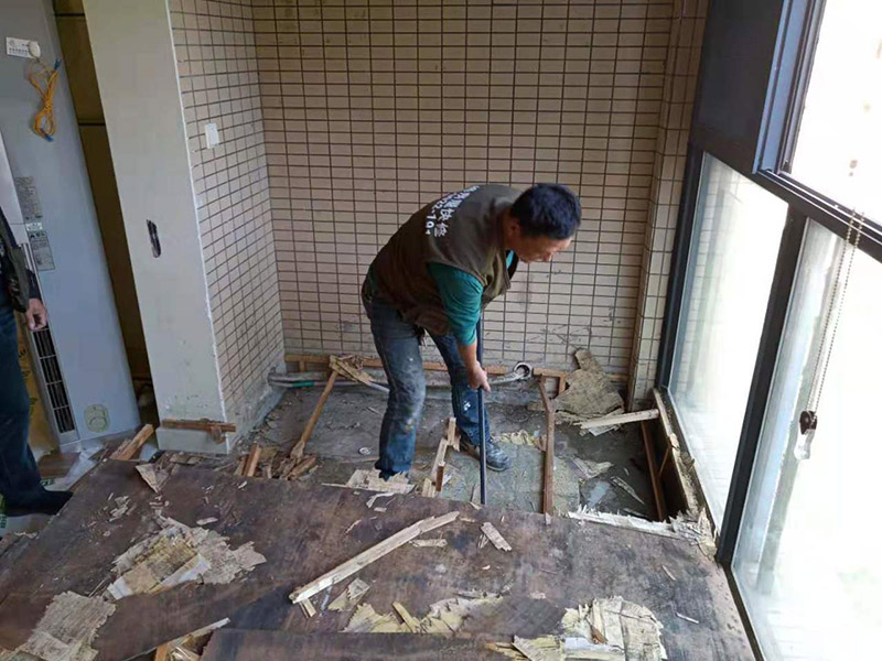客廳陽臺地板拆除：先從踢腳線的開始拆，用平口啰嗦刀沿著踢腳線開始劃開。把踢腳線劃開后，就能把踢腳邊取下。地板就松動了，再順著松動的地板移動，讓更大面積的地板繼續松動。只到能方便取下，再動手取地板。拆地板的時候，不要亂拆，要順著地板的順序拆。一塊一塊的拆下，在拆的過程中若不好取，就要螺絲刀幫忙，就好拆多了。雖然舊地板還能有利于價值，所以拆的時候要盡量保存完整。但在拆地板的時候，即使再小心都會有破損的，所以要有這些心理準備。待舊地板完全拆完后，把地面清掃干凈。再晾一段時間才能重新裝地板，因此潮濕的地面是不適合裝地板的，等完全干燥透了再鋪新的地板。