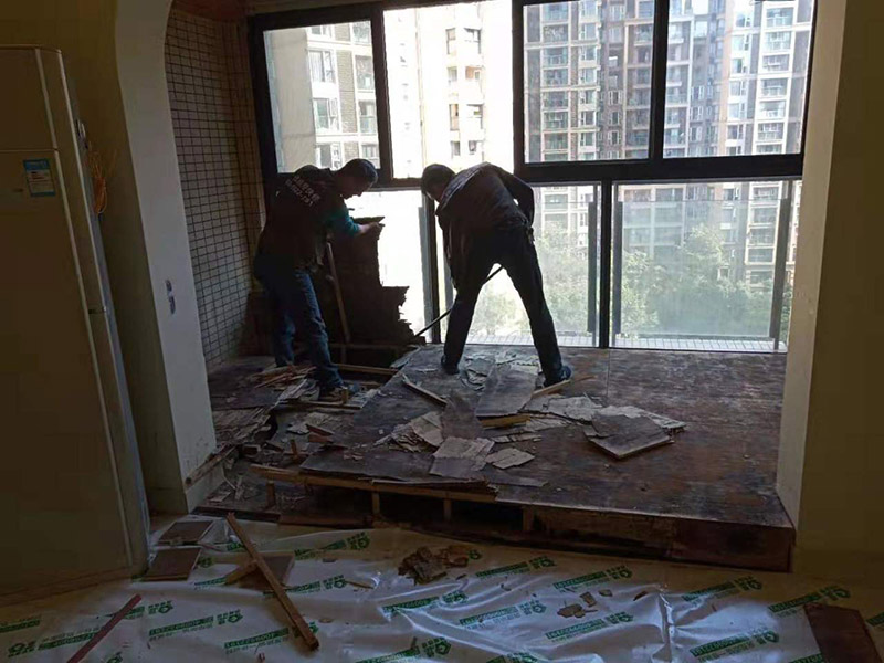 客廳陽臺地板拆除：先從踢腳線的開始拆，用平口啰嗦刀沿著踢腳線開始劃開。把踢腳線劃開后，就能把踢腳邊取下。地板就松動了，再順著松動的地板移動，讓更大面積的地板繼續松動。只到能方便取下，再動手取地板。拆地板的時候，不要亂拆，要順著地板的順序拆。一塊一塊的拆下，在拆的過程中若不好取，就要螺絲刀幫忙，就好拆多了。雖然舊地板還能有利于價值，所以拆的時候要盡量保存完整。但在拆地板的時候，即使再小心都會有破損的，所以要有這些心理準備。待舊地板完全拆完后，把地面清掃干凈。再晾一段時間才能重新裝地板，因此潮濕的地面是不適合裝地板的，等完全干燥透了再鋪新的地板。