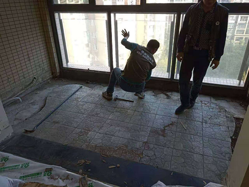 客廳陽臺地板拆除：先從踢腳線的開始拆，用平口啰嗦刀沿著踢腳線開始劃開。把踢腳線劃開后，就能把踢腳邊取下。地板就松動了，再順著松動的地板移動，讓更大面積的地板繼續松動。只到能方便取下，再動手取地板。拆地板的時候，不要亂拆，要順著地板的順序拆。一塊一塊的拆下，在拆的過程中若不好取，就要螺絲刀幫忙，就好拆多了。雖然舊地板還能有利于價值，所以拆的時候要盡量保存完整。但在拆地板的時候，即使再小心都會有破損的，所以要有這些心理準備。待舊地板完全拆完后，把地面清掃干凈。再晾一段時間才能重新裝地板，因此潮濕的地面是不適合裝地板的，等完全干燥透了再鋪新的地板。