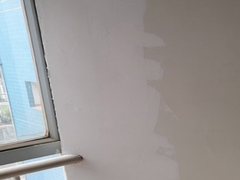 局部墻面翻新：舊墻面在翻新前一定要做墻面基底處理，粉化嚴(yán)重的要全部鏟除，鏟除后抹上一層白水泥，原來墻面過于光滑、刷過油漆的鏟除后還要做打磨處理，把粘結(jié)不牢的表皮去掉，便于新涂料和墻體粘結(jié)。 墻面底漆的作用是抗堿防潮、封固基材、保護(hù)面漆，提高面漆的質(zhì)感和遮蓋力，對(duì)于老房翻新，墻面一定要做底漆，如果沒有刷底漆就直接上面漆的話，時(shí)間一長墻面容易起泡、發(fā)霉，太陽照曬時(shí)間長了也容易變色。墻面的修補(bǔ)最好是整塊墻面，或是盡可能地選擇較大面積進(jìn)行修補(bǔ)，這樣可以盡量避免產(chǎn)生色差，修補(bǔ)后的質(zhì)量也更好。
