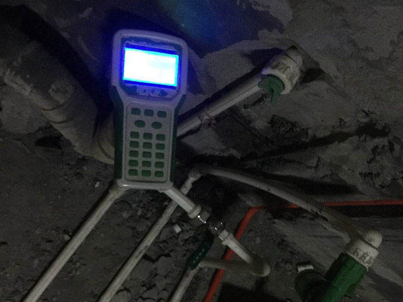 水管打壓檢測：靜水管道的壓力是不能夠低于0.80MPa，而若是管道工作壓力小于0.8MPa，那么水壓試驗壓力應選擇0.8MPa。并且需要注意的是，不能用氣壓試驗代替水壓試驗。管道水壓試驗長度不能超過1000m，并且對于有附件的管段來說，水壓試驗分段長度不宜大于500m。并且材質不同，試壓是需要有所區分的。在加壓時，應該采用帶有計量裝置的設備，并且精度不應低于1.5級，量程范圍應為試驗壓力1.3~1.5倍，表盤直徑不應小于150mm。