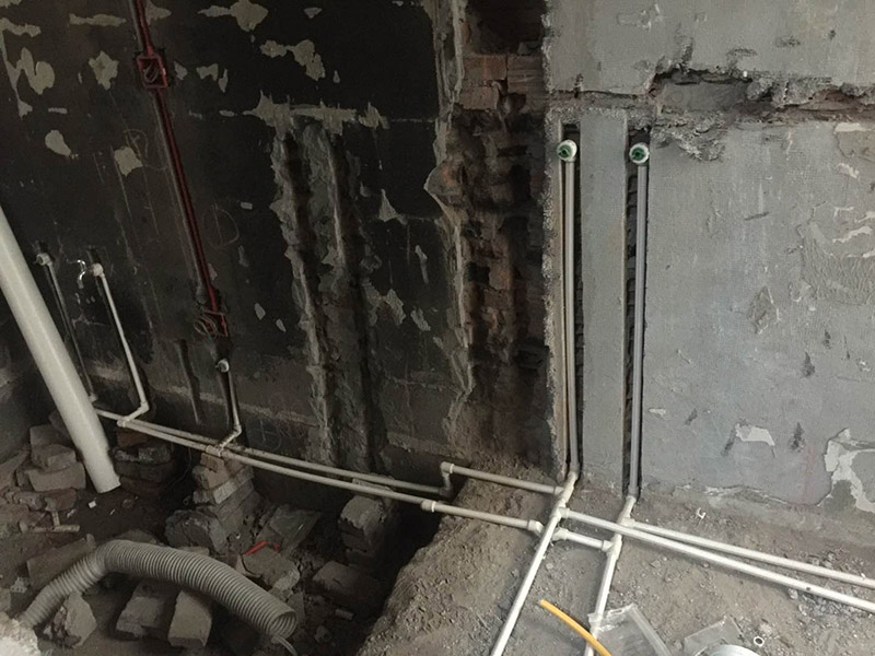 水管打壓檢測：靜水管道的壓力是不能夠低于0.80MPa，而若是管道工作壓力小于0.8MPa，那么水壓試驗壓力應選擇0.8MPa。并且需要注意的是，不能用氣壓試驗代替水壓試驗。管道水壓試驗長度不能超過1000m，并且對于有附件的管段來說，水壓試驗分段長度不宜大于500m。并且材質不同，試壓是需要有所區分的。在加壓時，應該采用帶有計量裝置的設備，并且精度不應低于1.5級，量程范圍應為試驗壓力1.3~1.5倍，表盤直徑不應小于150mm。