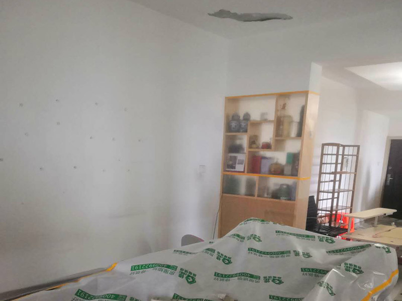 家具地面保護：滿鋪成品瓦楞紙板，再用干凈彩條布滿鋪在普通石膏板上，在彩條布交接處及轉(zhuǎn)角處用膠帶固定，也可選用木芯板或三夾板。材料選用視上人、車情況而定。用原門框保護膜，或者多層板或密度板，報紙，美紋紙保護。