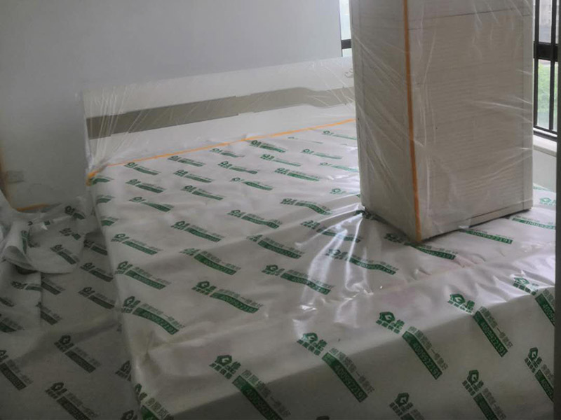 家具地面保護：滿鋪成品瓦楞紙板，再用干凈彩條布滿鋪在普通石膏板上，在彩條布交接處及轉(zhuǎn)角處用膠帶固定，也可選用木芯板或三夾板。材料選用視上人、車情況而定。用原門框保護膜，或者多層板或密度板，報紙，美紋紙保護。