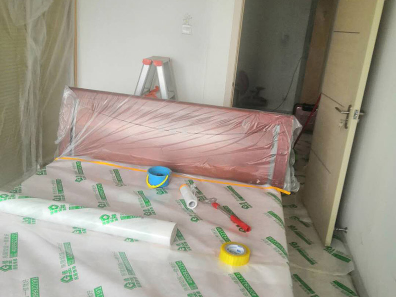 家具地面保護：滿鋪成品瓦楞紙板，再用干凈彩條布滿鋪在普通石膏板上，在彩條布交接處及轉(zhuǎn)角處用膠帶固定，也可選用木芯板或三夾板。材料選用視上人、車情況而定。用原門框保護膜，或者多層板或密度板，報紙，美紋紙保護。