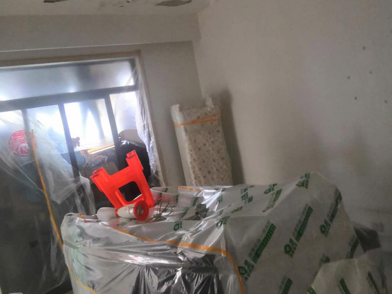 家具地面保護：滿鋪成品瓦楞紙板，再用干凈彩條布滿鋪在普通石膏板上，在彩條布交接處及轉(zhuǎn)角處用膠帶固定，也可選用木芯板或三夾板。材料選用視上人、車情況而定。用原門框保護膜，或者多層板或密度板，報紙，美紋紙保護。