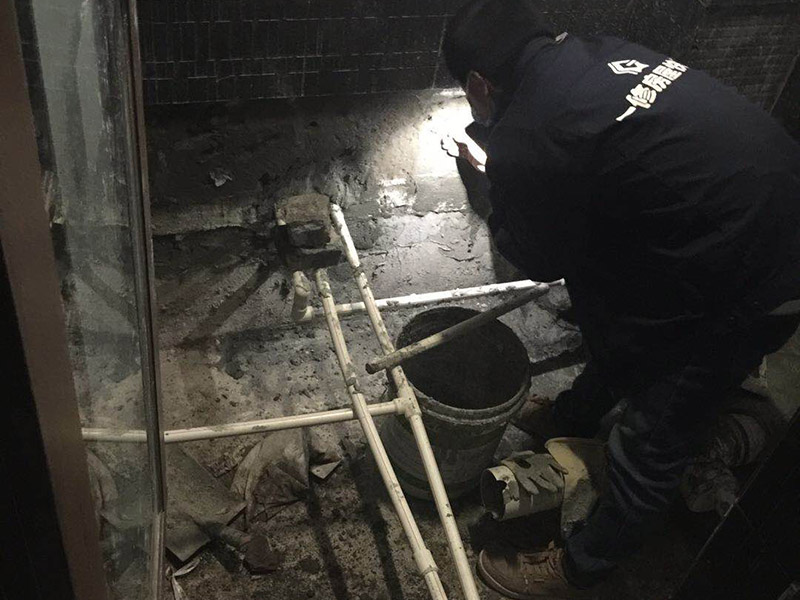 衛(wèi)生間管道改造：處理下水管時，師傅在底部加了一個存水彎，這樣既能起到阻止返水的作用，同時也兼具阻隔臭氣的作用。水泥層中的暗地漏處理，這個是最實用，也是最容易忽略的地方，而它的作用，主要是用來排放地磚層下積水的，避免地磚長期在積水的滲透下，出現(xiàn)起殼的問題，繼而對防水產(chǎn)生影響；所以說衛(wèi)生間的管道這樣處理才最好。