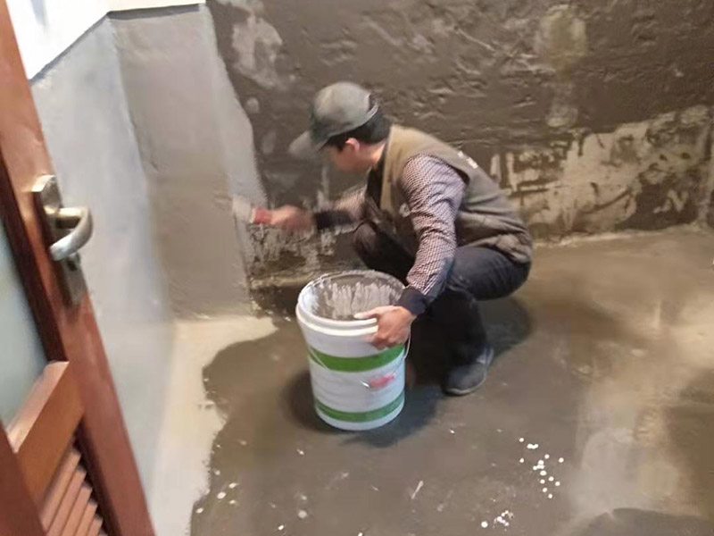 墻面刷防水維修：在涂刷防水涂層之前，先要清理墻面和地面。同時(shí)，要用連接的氣泵皮管吹盡陰角處的浮層；首先要量出防水層的高度并劃出基準(zhǔn)線；刷防水涂料時(shí)要先刷基準(zhǔn)線以下位置，并在墻面和地面連接陰角處刷成八字，上下交叉，交接處接應(yīng)有200mm，不得有漏刷情況出現(xiàn)。 墻角涂刷完成后，沿基準(zhǔn)線涂刷墻體：第一遍涂刷墻面時(shí)，應(yīng)上下縱向涂刷，第二遍涂刷墻體，應(yīng)左右橫向涂刷。 地面防水涂料的涂刷應(yīng)該從房間里側(cè)向門口涂刷，地面水管接口處尤其要仔細(xì)涂刷，不能有任何遺漏。
