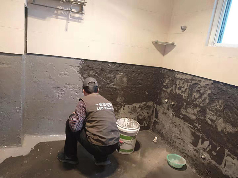 墻面刷防水維修：在涂刷防水涂層之前，先要清理墻面和地面。同時(shí)，要用連接的氣泵皮管吹盡陰角處的浮層；首先要量出防水層的高度并劃出基準(zhǔn)線；刷防水涂料時(shí)要先刷基準(zhǔn)線以下位置，并在墻面和地面連接陰角處刷成八字，上下交叉，交接處接應(yīng)有200mm，不得有漏刷情況出現(xiàn)。 墻角涂刷完成后，沿基準(zhǔn)線涂刷墻體：第一遍涂刷墻面時(shí)，應(yīng)上下縱向涂刷，第二遍涂刷墻體，應(yīng)左右橫向涂刷。 地面防水涂料的涂刷應(yīng)該從房間里側(cè)向門口涂刷，地面水管接口處尤其要仔細(xì)涂刷，不能有任何遺漏。