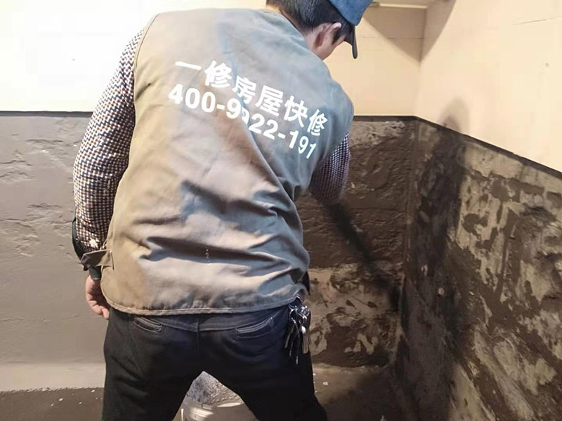 墻面刷防水維修：在涂刷防水涂層之前，先要清理墻面和地面。同時(shí)，要用連接的氣泵皮管吹盡陰角處的浮層；首先要量出防水層的高度并劃出基準(zhǔn)線；刷防水涂料時(shí)要先刷基準(zhǔn)線以下位置，并在墻面和地面連接陰角處刷成八字，上下交叉，交接處接應(yīng)有200mm，不得有漏刷情況出現(xiàn)。 墻角涂刷完成后，沿基準(zhǔn)線涂刷墻體：第一遍涂刷墻面時(shí)，應(yīng)上下縱向涂刷，第二遍涂刷墻體，應(yīng)左右橫向涂刷。 地面防水涂料的涂刷應(yīng)該從房間里側(cè)向門口涂刷，地面水管接口處尤其要仔細(xì)涂刷，不能有任何遺漏。