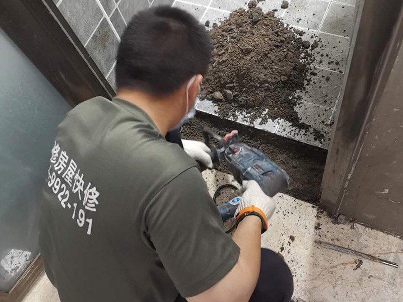 門(mén)檻石更換安裝：讓瓦工用切割機(jī)沿著大理石的邊口（縫隙）切割，然后用榔頭砸掉，再清除剩下的石材碎片就行了。當(dāng)兩個(gè)空間（例如房間）地面所用的材料質(zhì)地不同時(shí)，特別是兩種材料無(wú)法互相收口。利用門(mén)檻石分別給兩種材料收口（交圈）。這種交圈在施工中的許多地方、許多工種都廣泛運(yùn)用。比如你說(shuō)的廚房與外面的房間，由于廚房多數(shù)采用地磚，其他房間則不一定是地磚，可能是地板；而地磚鋪設(shè)到門(mén)邊時(shí)往往不是整數(shù)（模數(shù)）；假設(shè)地板也是垂直與門(mén)的，這樣在兩者之間放置一塊條形石材，既可以將地磚的拼縫遮擋住，也可以遮擋住地板的拼縫。兩種材料之間有一個(gè)過(guò)度。行話說(shuō)：“交圈了”。