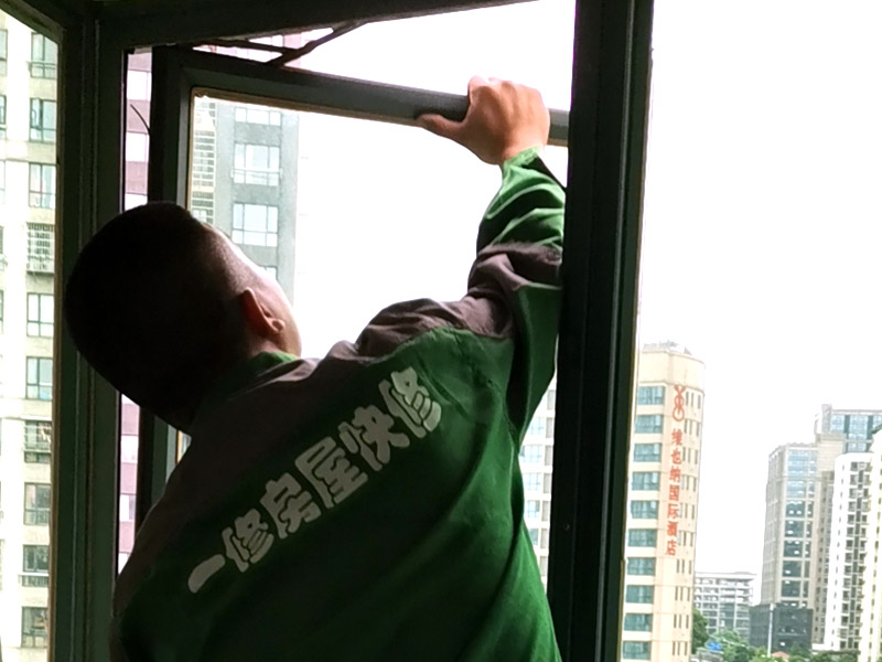 窗戶支架更換：1、測(cè)尺寸：封陽(yáng)臺(tái)前需要測(cè)量好尺寸，在安裝前，應(yīng)檢驗(yàn)窗戶尺寸與封陽(yáng)臺(tái)的洞口尺寸是否一致。 2、固定支架：安裝窗戶時(shí)，先把窗戶固定在洞口處，然后使用螺絲加塑料脹銷固定。 3、檢查是否安正：窗框和窗戶洞口連接好之后，需要檢查窗戶是否安裝正了。如果傾斜，需要使用吊錘安正。