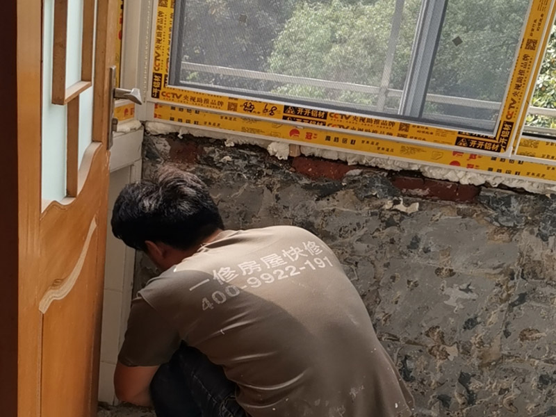 陽臺墻面基層鏟除：第一步：大檢查；鑒別方法是墻面灑水后，用鏟刀刮墻，很難鏟掉的應(yīng)該是水泥墻面;很容易鏟掉的就是大白粉加膠水的“大白膩子”，由于其易受潮粉化并含有甲醛的工程膠水，需要鏟除。 第二步：封固層處理；首先，清除空鼓，用水浸濕墻面白粉層，鏟掉墻皮。第二，墻面輥刷界面劑清理浮灰，提高附著力。最后，用找平修補砂漿修補空鼓、線槽、孔洞，嵌縫石膏進(jìn)行溝縫處理。 第三步：厚找平層處理；平整度好的毛坯墻(毛坯房交房規(guī)范平整度在±3毫米)就不需要用找平修補砂漿進(jìn)行厚找平了，直接用耐水膩子或功能型生態(tài)膩子進(jìn)行精找平就可以。 第四步：精找平層處理；厚找平層處理完后，就可以批刮