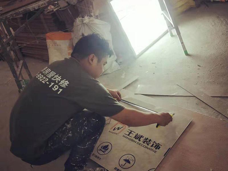 全屋裝修翻新：1、墻面翻新 老房裝修翻新不能隨便的去拆墻體，很多人覺得只有承重墻才不能隨便拆改，其實(shí)非承重墻也不可以隨便拆改，雖然是次要的承重，但是它也能起到支撐作用，所以要視情況而定，能不拆的盡量不要去拆。 2、地面翻新 很多業(yè)主覺得地板翻新，找個(gè)師傅把破壞的地板進(jìn)行打磨就可以，然后進(jìn)行打蠟保養(yǎng)就可以了。其實(shí)并不是這樣的，有些地板不能翻新，比如：強(qiáng)化復(fù)合地板，是不可以翻新，有破壞的地板，需要更換新的。 3、水電改造 水電改造是比較復(fù)雜的工程，很多業(yè)主覺得實(shí)用那么長(zhǎng)時(shí)間都沒有出問題，然后就覺得不需要改，這是錯(cuò)誤的想法，水電關(guān)系到我們的生命安全。在翻新前要先檢查，然后根據(jù)情況進(jìn)行改造，老房布局很多都是不合理的。使用時(shí)間久了容易老化，水電一定要進(jìn)行整改，因?yàn)樗请[蔽工程，避免日后帶來不必要的麻煩。 4、門窗改造 很多人為了節(jié)省一些費(fèi)用，然后就沒有更換門窗，后來你會(huì)發(fā)現(xiàn)并沒有省下錢。門窗隱患是沒有那么容易看出的，因此要找專業(yè)的師傅檢查，然后確定需不需要更換。