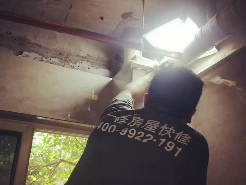 全屋裝修翻新：1、墻面翻新 老房裝修翻新不能隨便的去拆墻體，很多人覺得只有承重墻才不能隨便拆改，其實(shí)非承重墻也不可以隨便拆改，雖然是次要的承重，但是它也能起到支撐作用，所以要視情況而定，能不拆的盡量不要去拆。 2、地面翻新 很多業(yè)主覺得地板翻新，找個(gè)師傅把破壞的地板進(jìn)行打磨就可以，然后進(jìn)行打蠟保養(yǎng)就可以了。其實(shí)并不是這樣的，有些地板不能翻新，比如：強(qiáng)化復(fù)合地板，是不可以翻新，有破壞的地板，需要更換新的。 3、水電改造 水電改造是比較復(fù)雜的工程，很多業(yè)主覺得實(shí)用那么長(zhǎng)時(shí)間都沒有出問題，然后就覺得不需要改，這是錯(cuò)誤的想法，水電關(guān)系到我們的生命安全。在翻新前要先檢查，然后根據(jù)情況進(jìn)行改造，老房布局很多都是不合理的。使用時(shí)間久了容易老化，水電一定要進(jìn)行整改，因?yàn)樗请[蔽工程，避免日后帶來不必要的麻煩。 4、門窗改造 很多人為了節(jié)省一些費(fèi)用，然后就沒有更換門窗，后來你會(huì)發(fā)現(xiàn)并沒有省下錢。門窗隱患是沒有那么容易看出的，因此要找專業(yè)的師傅檢查，然后確定需不需要更換。