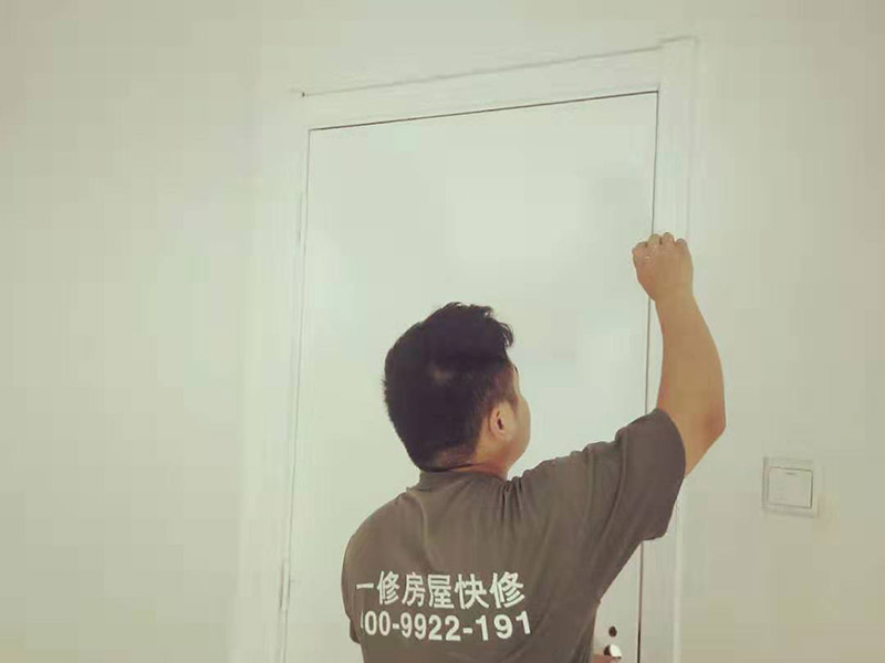全屋裝修翻新：1、墻面翻新 老房裝修翻新不能隨便的去拆墻體，很多人覺得只有承重墻才不能隨便拆改，其實(shí)非承重墻也不可以隨便拆改，雖然是次要的承重，但是它也能起到支撐作用，所以要視情況而定，能不拆的盡量不要去拆。 2、地面翻新 很多業(yè)主覺得地板翻新，找個(gè)師傅把破壞的地板進(jìn)行打磨就可以，然后進(jìn)行打蠟保養(yǎng)就可以了。其實(shí)并不是這樣的，有些地板不能翻新，比如：強(qiáng)化復(fù)合地板，是不可以翻新，有破壞的地板，需要更換新的。 3、水電改造 水電改造是比較復(fù)雜的工程，很多業(yè)主覺得實(shí)用那么長(zhǎng)時(shí)間都沒有出問題，然后就覺得不需要改，這是錯(cuò)誤的想法，水電關(guān)系到我們的生命安全。在翻新前要先檢查，然后根據(jù)情況進(jìn)行改造，老房布局很多都是不合理的。使用時(shí)間久了容易老化，水電一定要進(jìn)行整改，因?yàn)樗请[蔽工程，避免日后帶來不必要的麻煩。 4、門窗改造 很多人為了節(jié)省一些費(fèi)用，然后就沒有更換門窗，后來你會(huì)發(fā)現(xiàn)并沒有省下錢。門窗隱患是沒有那么容易看出的，因此要找專業(yè)的師傅檢查，然后確定需不需要更換。