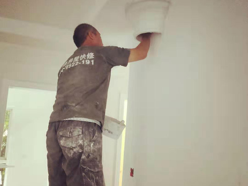 全屋裝修翻新：1、墻面翻新 老房裝修翻新不能隨便的去拆墻體，很多人覺得只有承重墻才不能隨便拆改，其實(shí)非承重墻也不可以隨便拆改，雖然是次要的承重，但是它也能起到支撐作用，所以要視情況而定，能不拆的盡量不要去拆。 2、地面翻新 很多業(yè)主覺得地板翻新，找個(gè)師傅把破壞的地板進(jìn)行打磨就可以，然后進(jìn)行打蠟保養(yǎng)就可以了。其實(shí)并不是這樣的，有些地板不能翻新，比如：強(qiáng)化復(fù)合地板，是不可以翻新，有破壞的地板，需要更換新的。 3、水電改造 水電改造是比較復(fù)雜的工程，很多業(yè)主覺得實(shí)用那么長(zhǎng)時(shí)間都沒有出問題，然后就覺得不需要改，這是錯(cuò)誤的想法，水電關(guān)系到我們的生命安全。在翻新前要先檢查，然后根據(jù)情況進(jìn)行改造，老房布局很多都是不合理的。使用時(shí)間久了容易老化，水電一定要進(jìn)行整改，因?yàn)樗请[蔽工程，避免日后帶來不必要的麻煩。 4、門窗改造 很多人為了節(jié)省一些費(fèi)用，然后就沒有更換門窗，后來你會(huì)發(fā)現(xiàn)并沒有省下錢。門窗隱患是沒有那么容易看出的，因此要找專業(yè)的師傅檢查，然后確定需不需要更換。