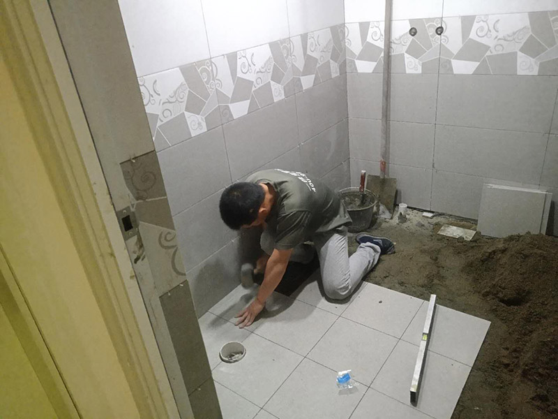 衛(wèi)生間拆除翻新：對洗浴用具首先進行拆卸，再拆除天花。根據(jù)施工隊的施工習慣，洗浴用具可以在所有墻面敲磚前統(tǒng)一拆除，也可以與敲磚穿插進行。在拆除洗浴用具時，需要事先與屋主溝通。如果洗浴用具需要保留使用，則拆卸時注意不能損壞洗浴用具。并不是所有洗浴用具都需要馬上拆卸，馬桶的拆卸是留到進行的，施工期間，可以用木板等材料保護馬桶，以防掉落物砸壞。